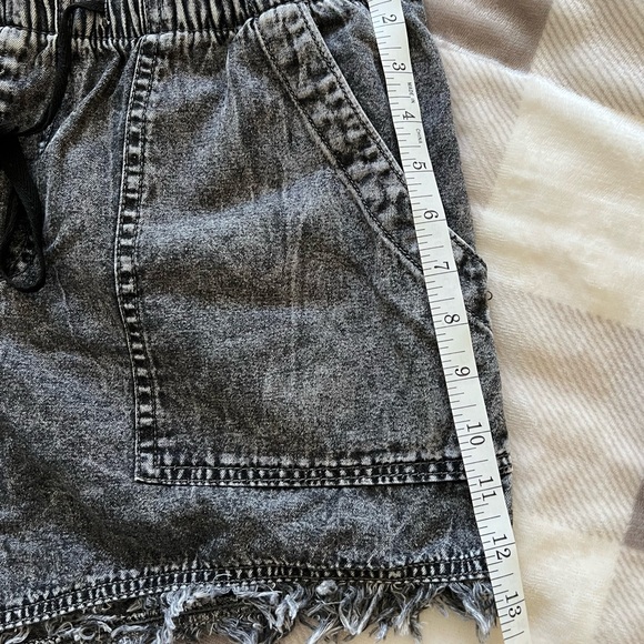 Women’s faded and distressed black shorts - Picture 5 of 8